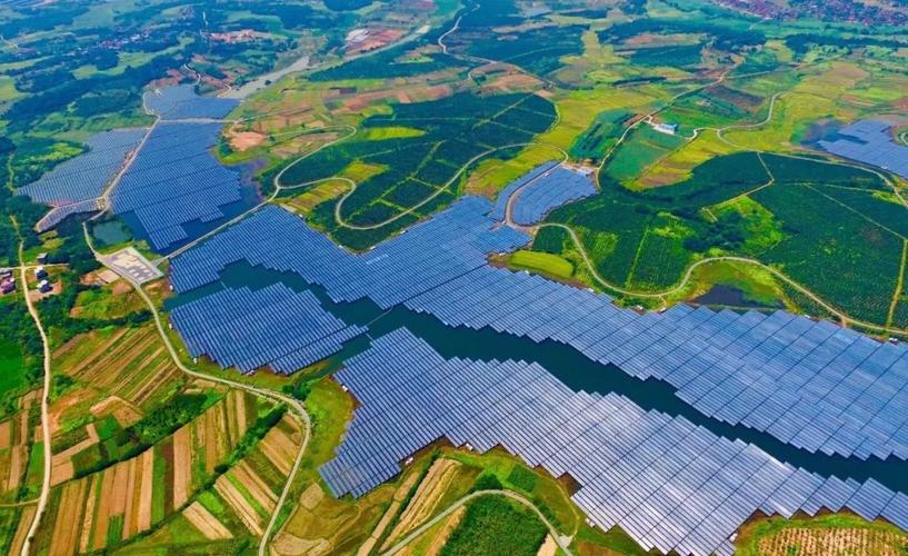 光伏产业新里程碑 截至7月底我国新增装机达130.9吉瓦，清洁能源转型加速